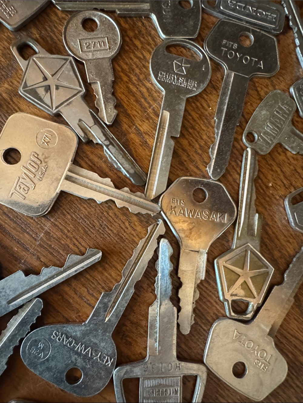 72 Vintage Assorted Brass, Aluminum & Steel Car Key Lot - Picture 4 of 6